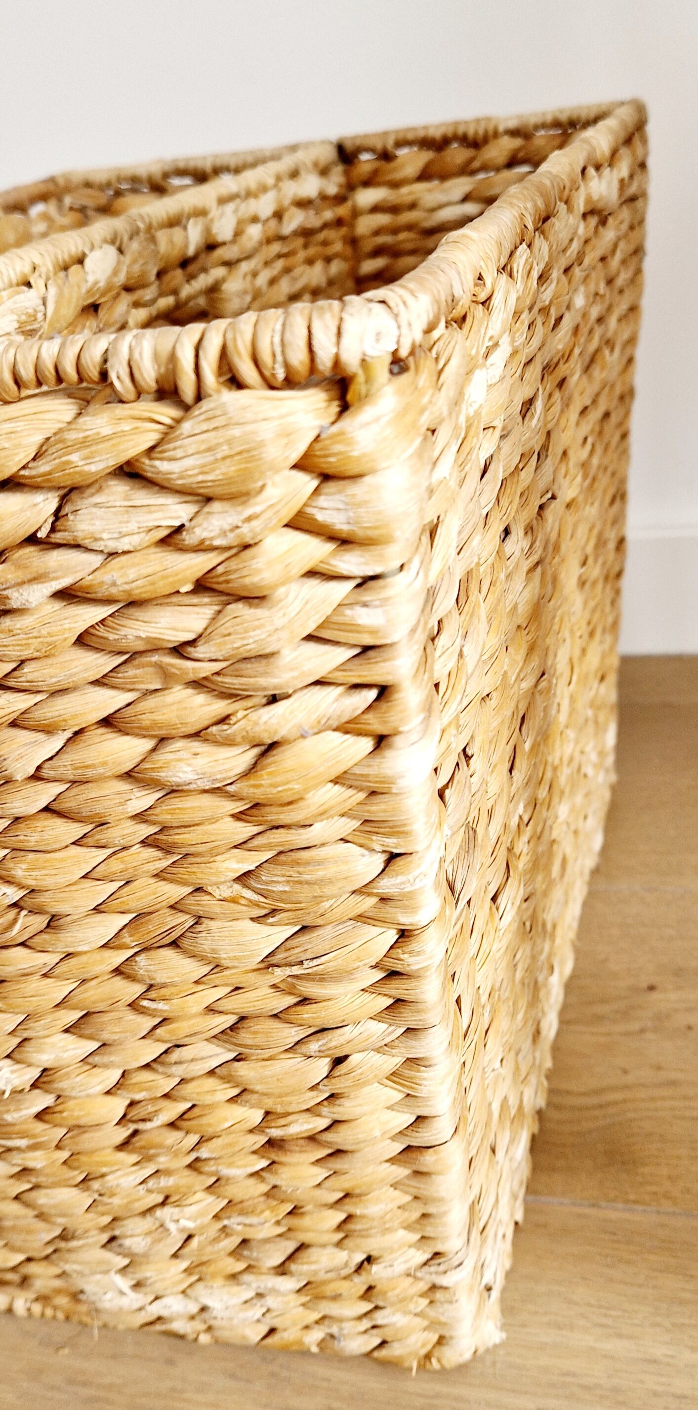 Water hyacinth magazine holder