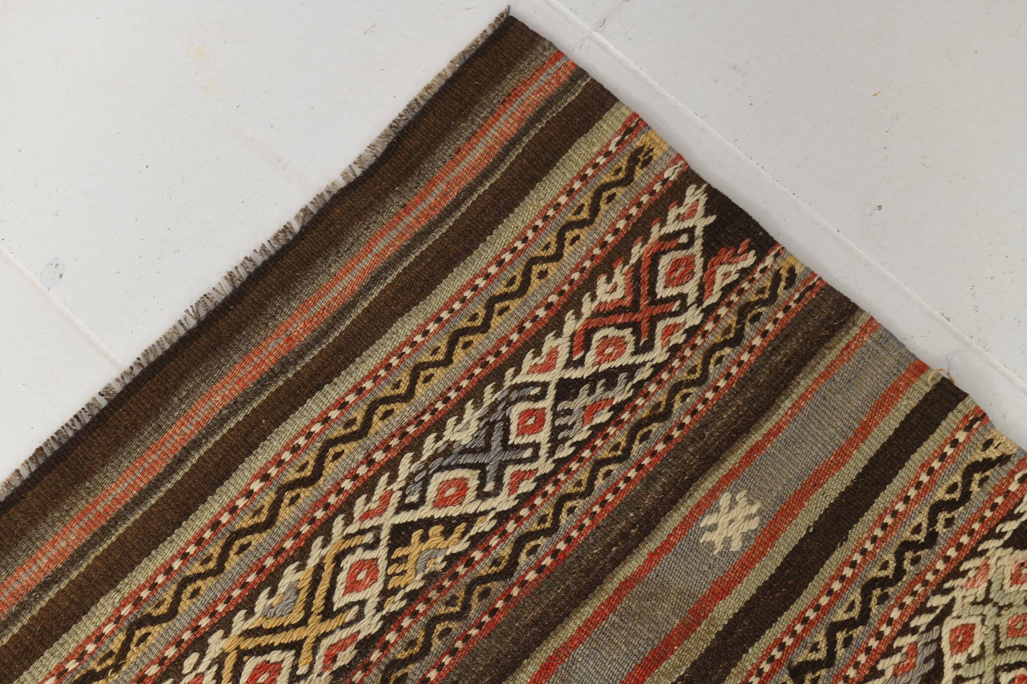 Kilim vintage tons rouges et bruns, motifs ethniques anatoliens, 156x244 Cm