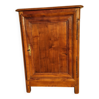 Meuble avec une porte en merisier