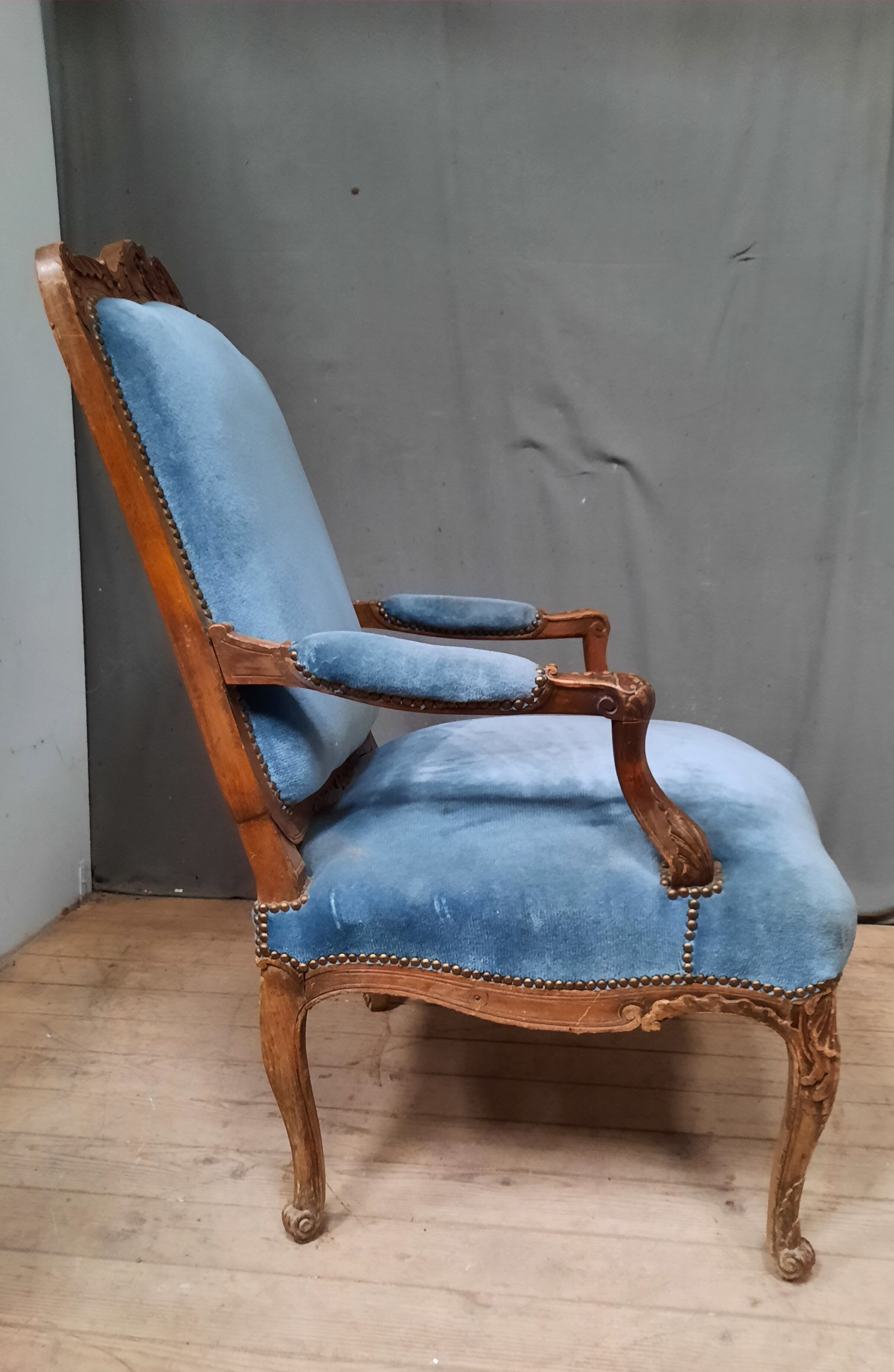 Fauteuil regence en chêne  et velour bleu