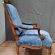 Fauteuil regence en chêne  et velour bleu