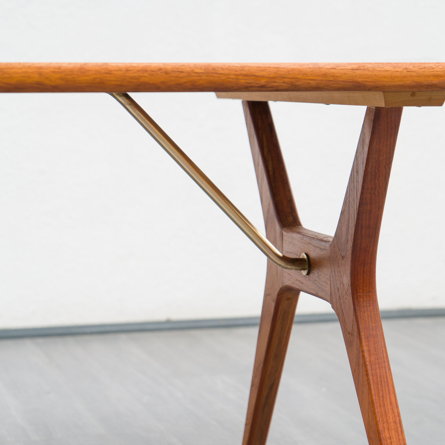 Table vintage en teck, pieds ciseaux