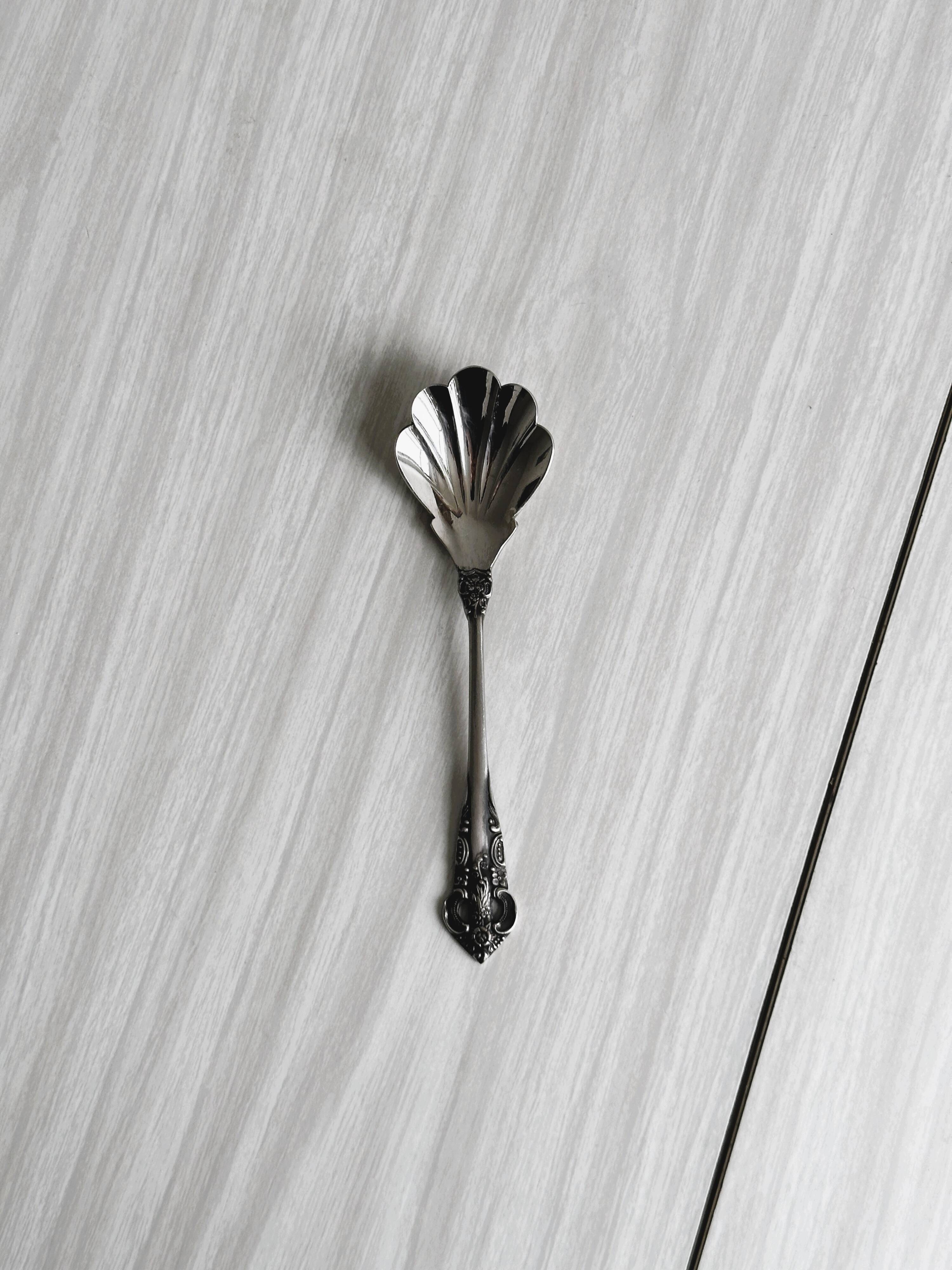 Cuillère en métal argenté décorative
