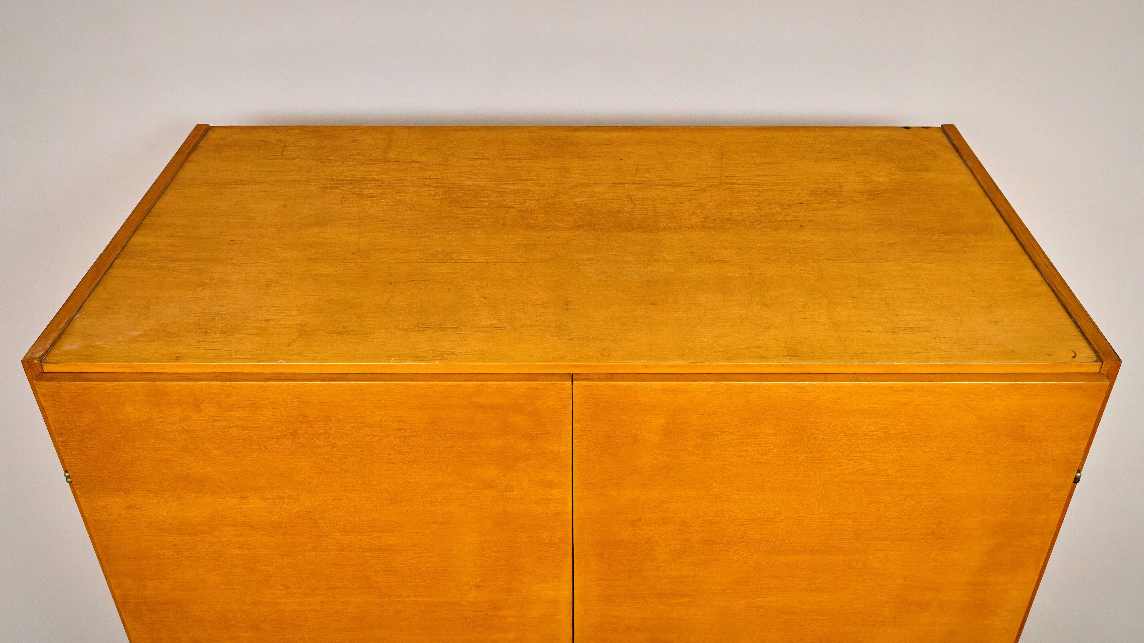 Armoire à deux portes de Mojmír Požár pour UP Závody, Tchécoslovaquie, années 1960.