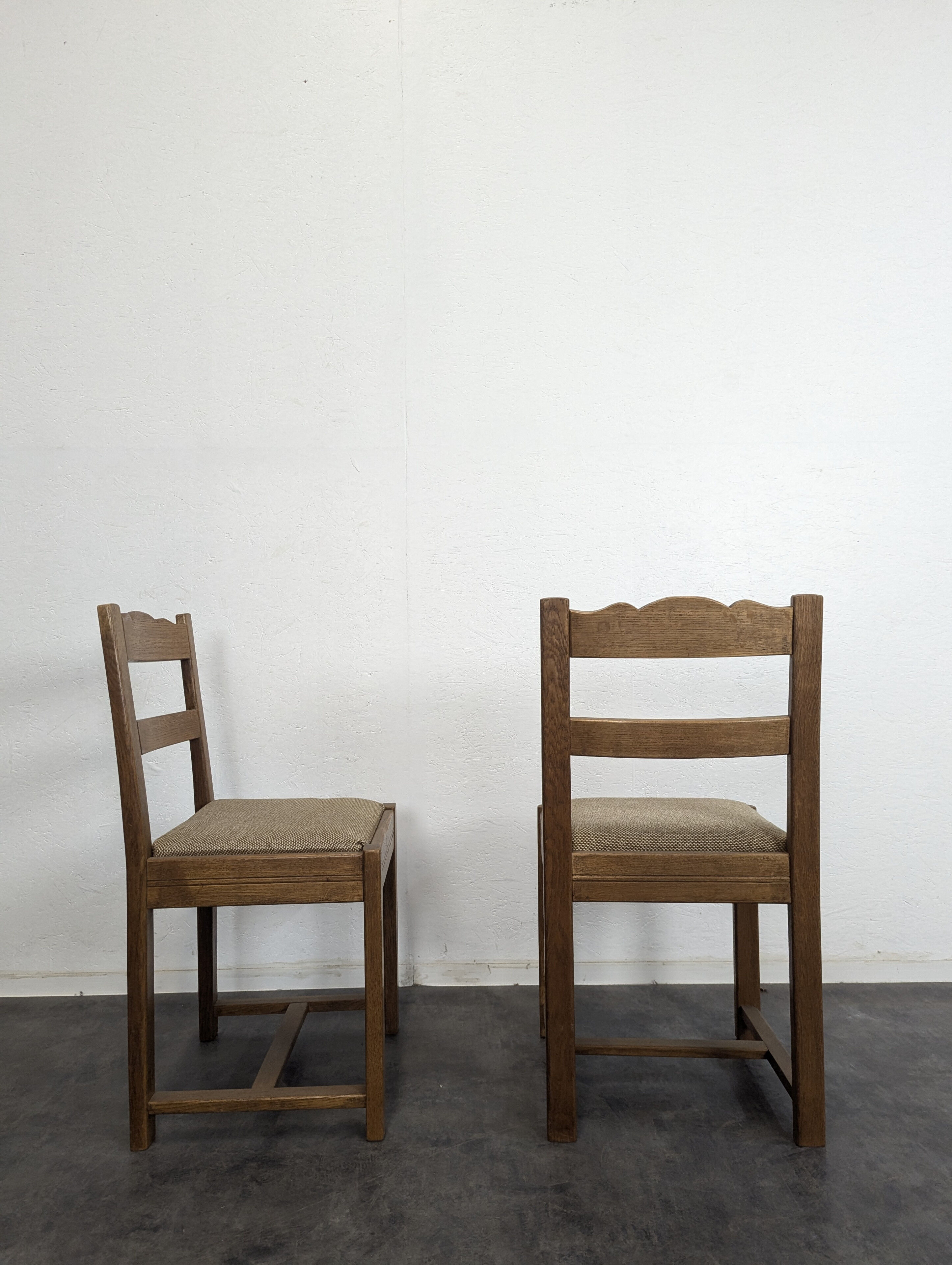 Paire de chaises en chêne des années 40