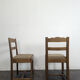 Paire de chaises en chêne des années 40