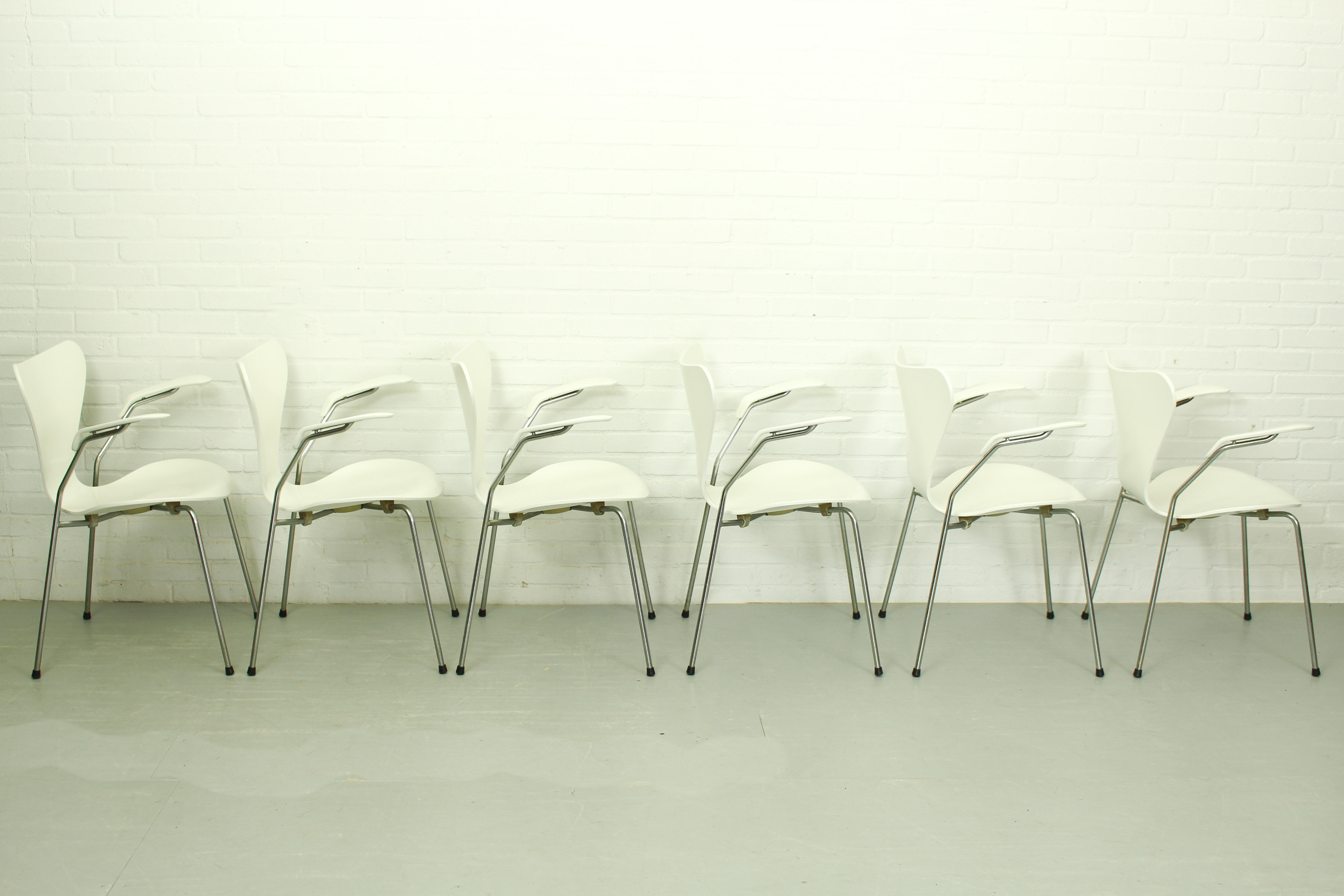 Set of 6 Arne Jacobsen 3207 Armchairs and Dining Table A826 by  Arne Jacobsen for Fritz Hansen