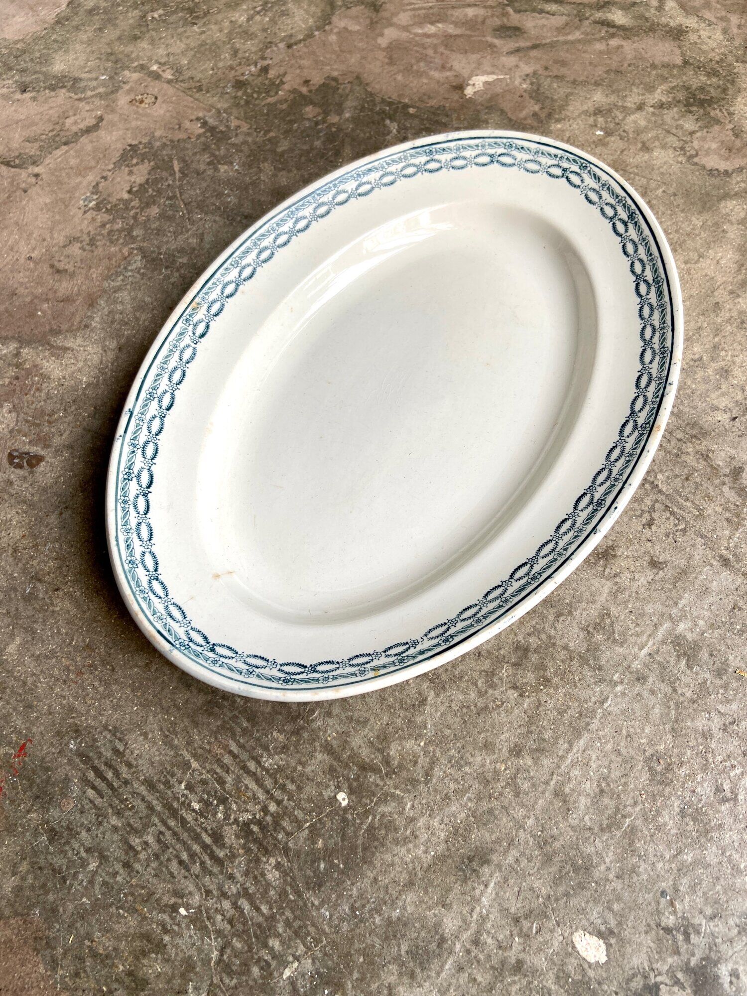 Oval dish St Amand & Hamage in iron earth