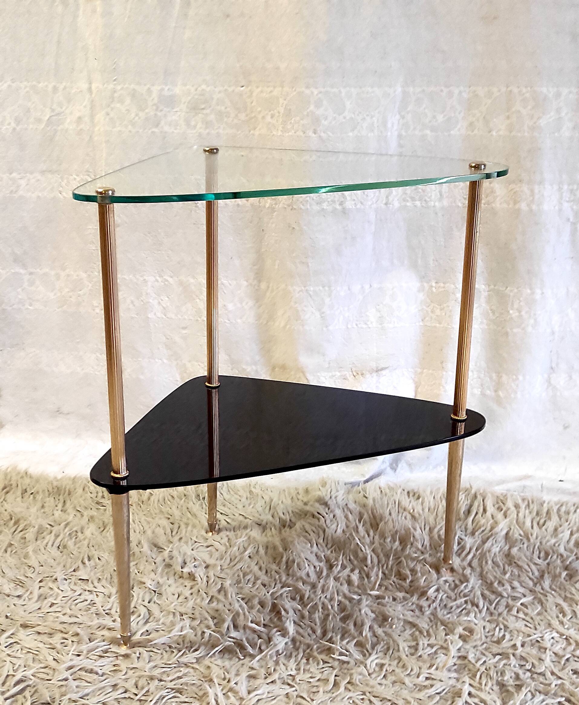 Table d'appoint tripode en laiton doré et verre - années 50/60