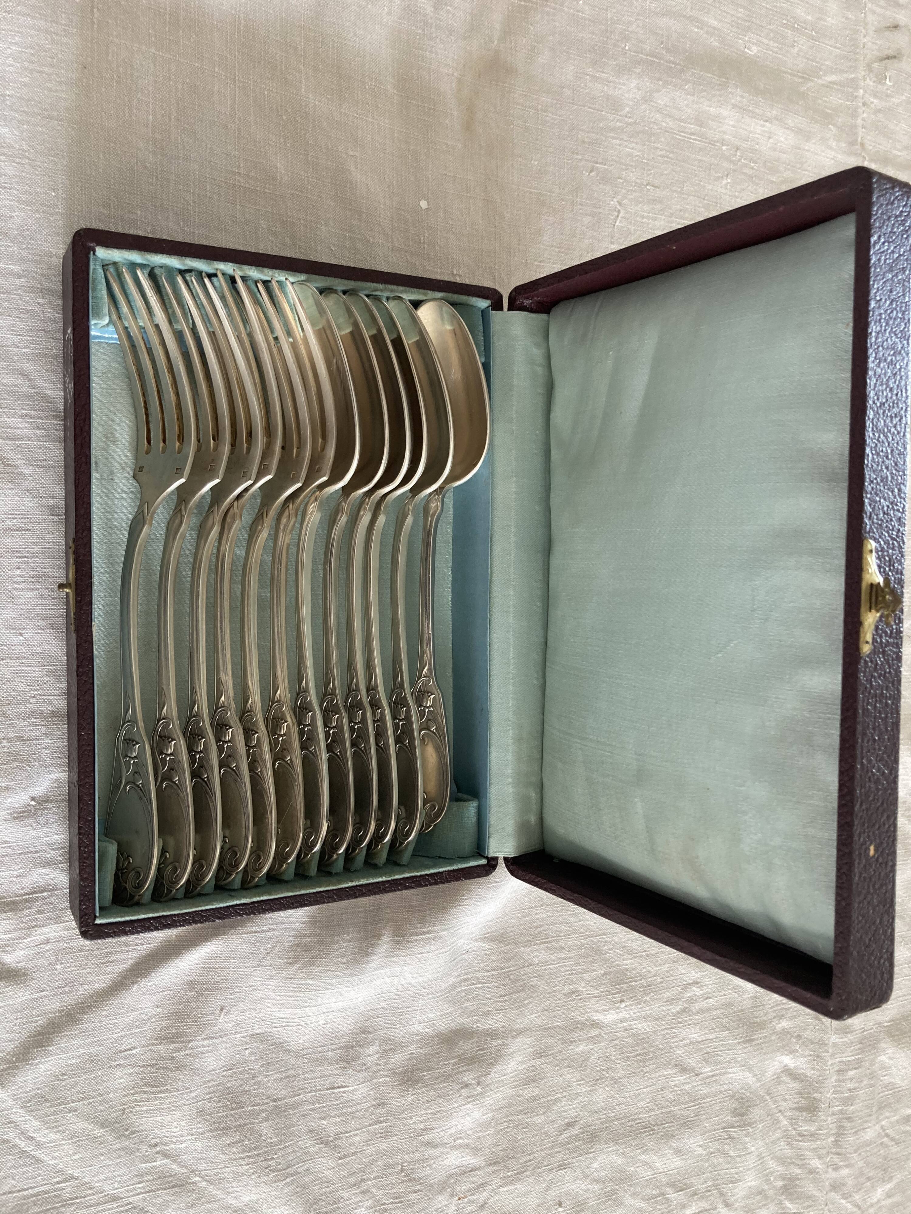 6 silver metal cutlery in their case