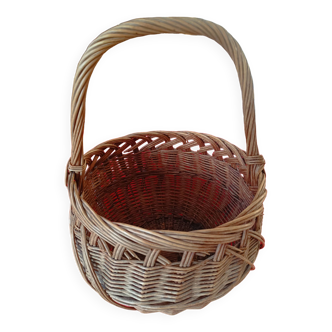 Round rattan basket. With handle.