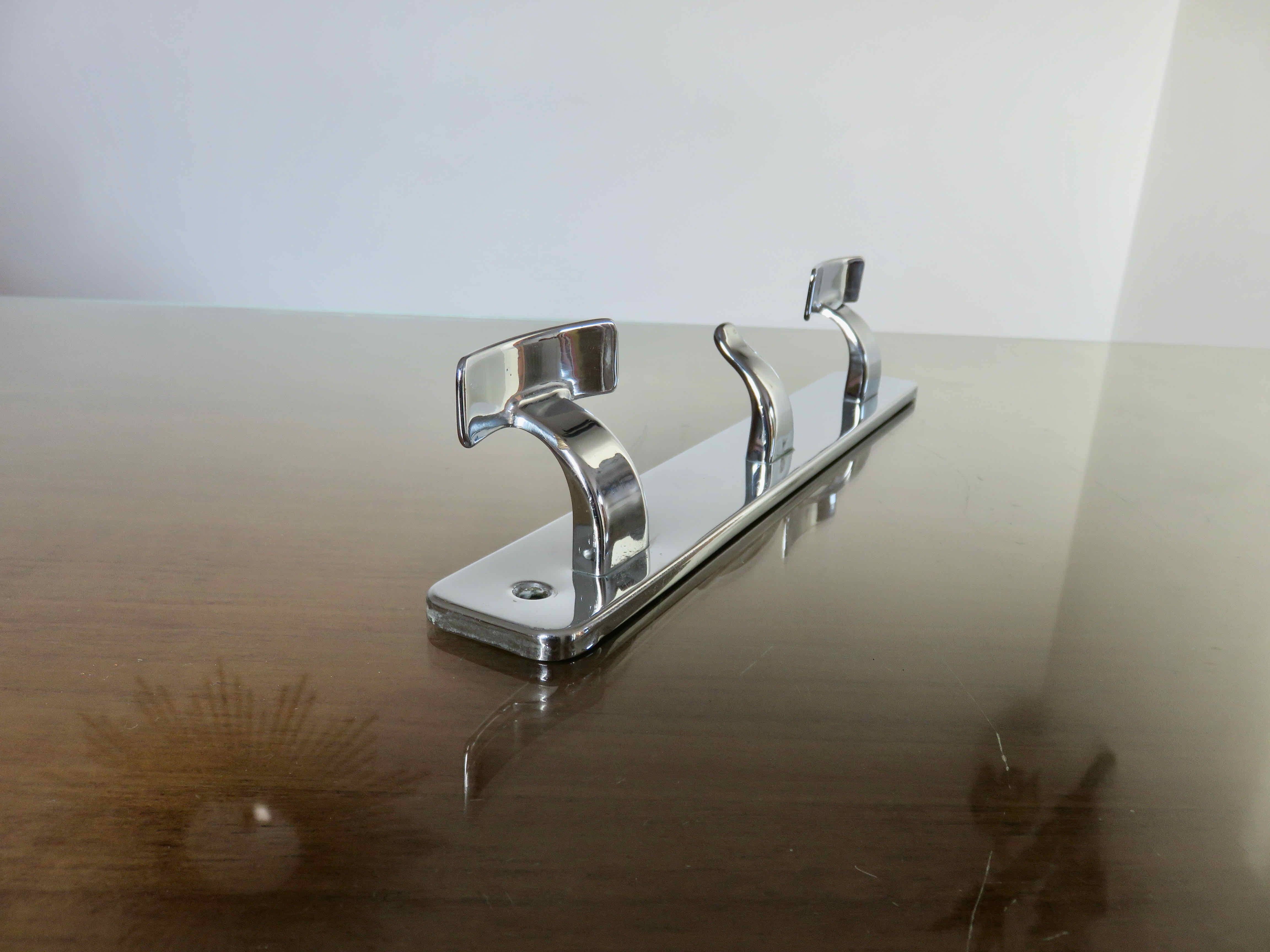 Porte manteau en laiton chromé, moderniste, minimaliste, en inox années 70