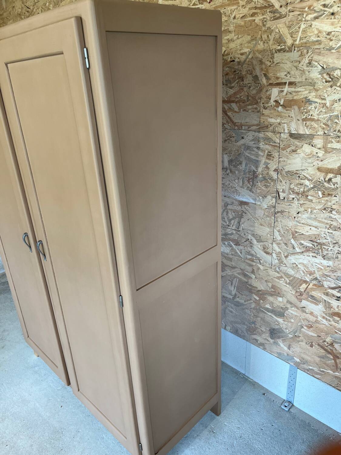 Parisian wardrobe with compass feet