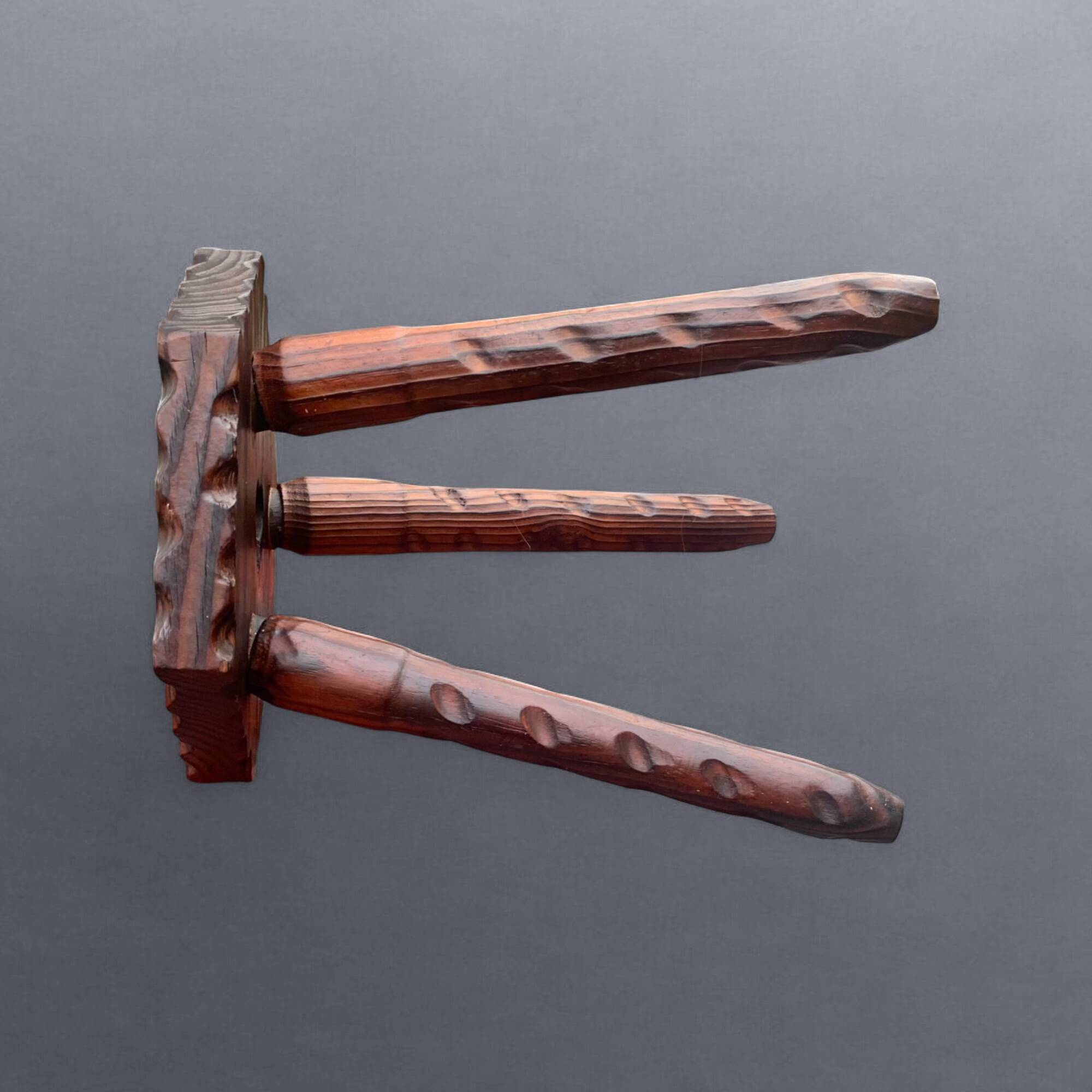 Ancien tabouret tripode brutaliste en bois massif