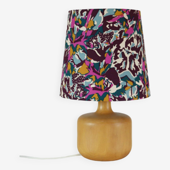 Vintage lamp with blond wooden base and printed lampshade
