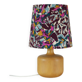 Lampe vintage pied en bois blond et abat-jour imprimé