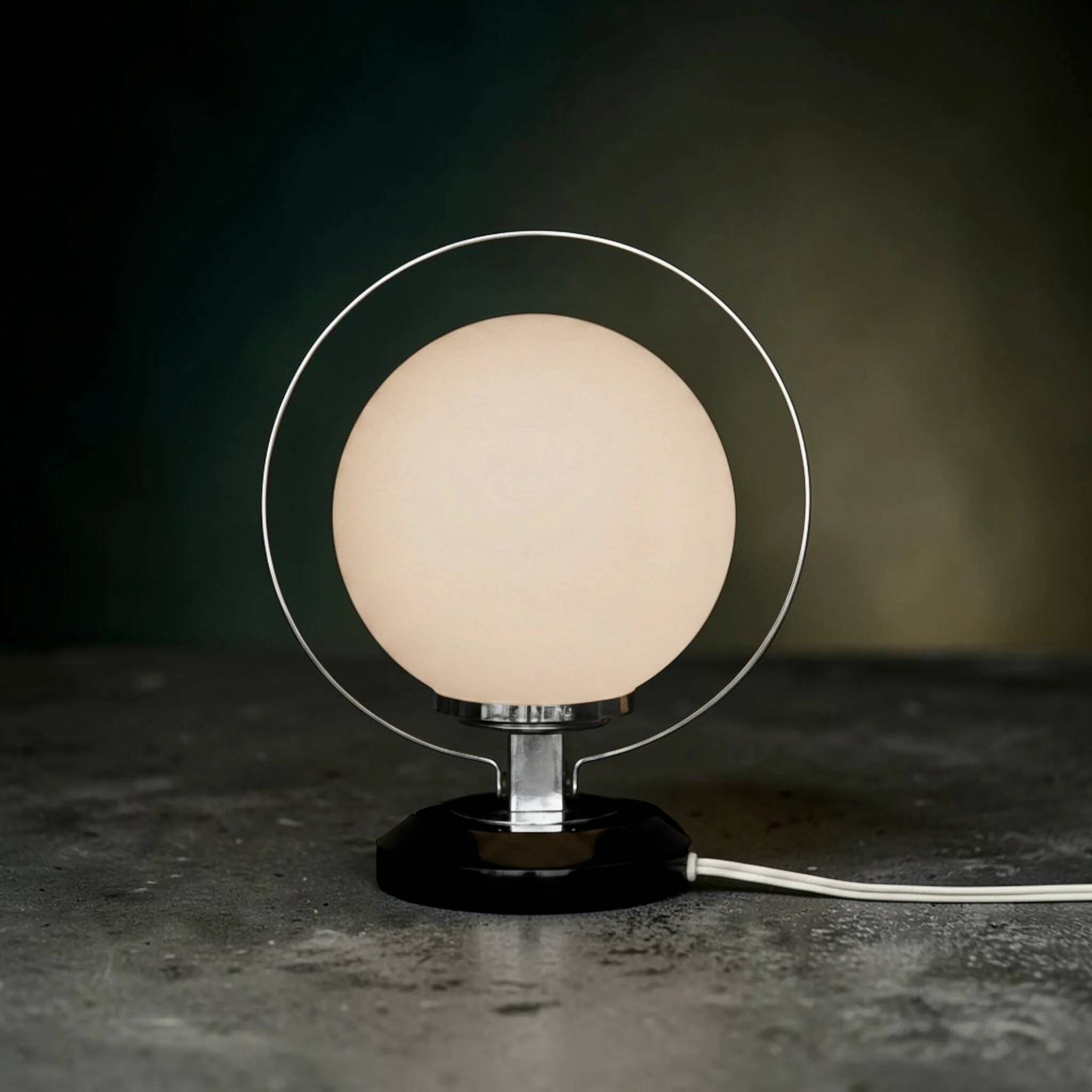 Lampe de table Space Age en opaline et chrome – Années 1970