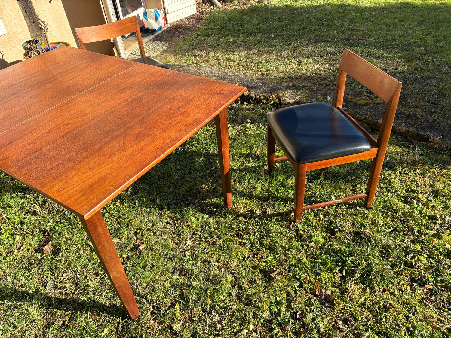 Table set with 6 chairs and its extension.