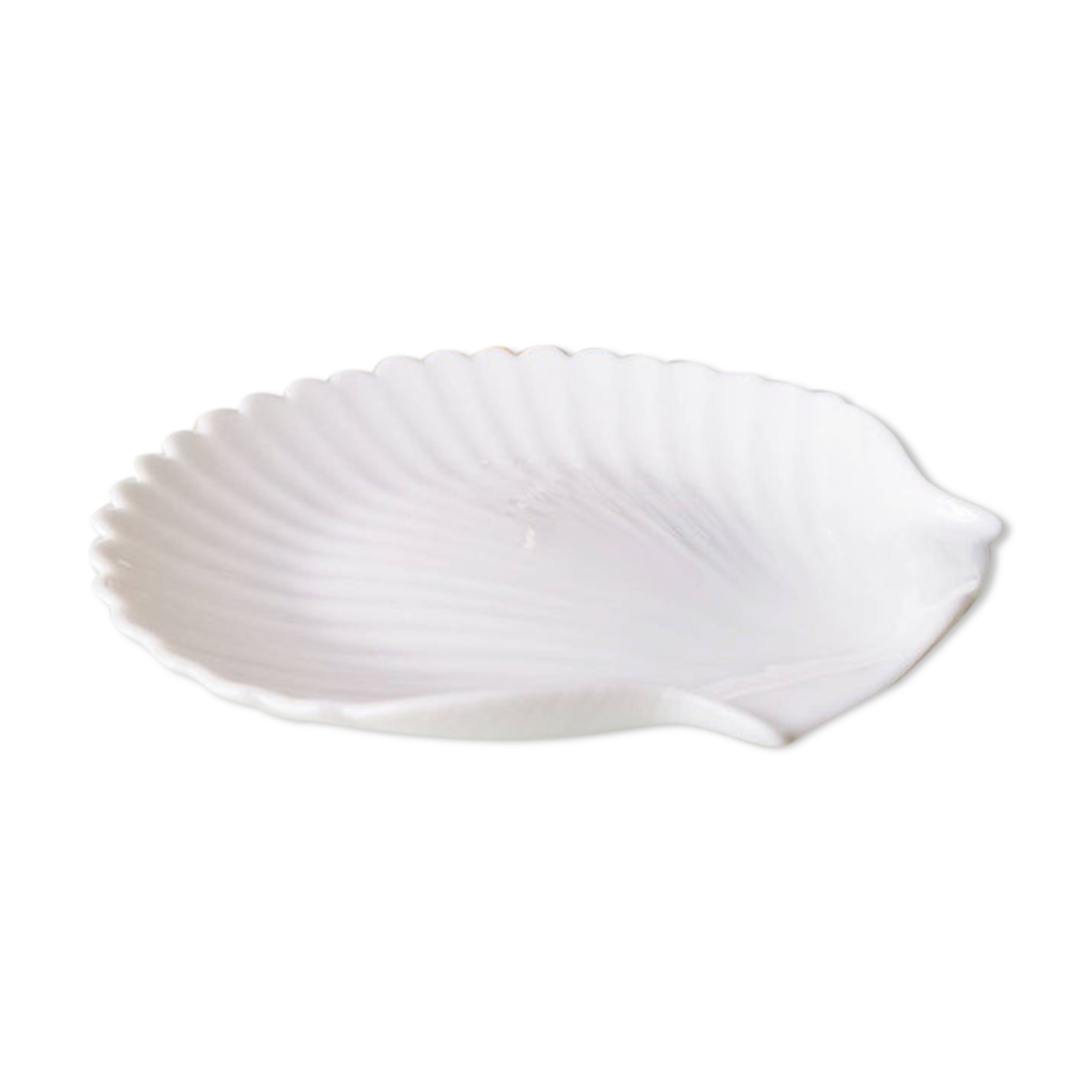 White ceramic dish shaped like 80s shells