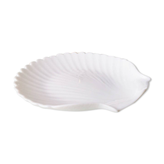 White ceramic dish shaped like 80s shells