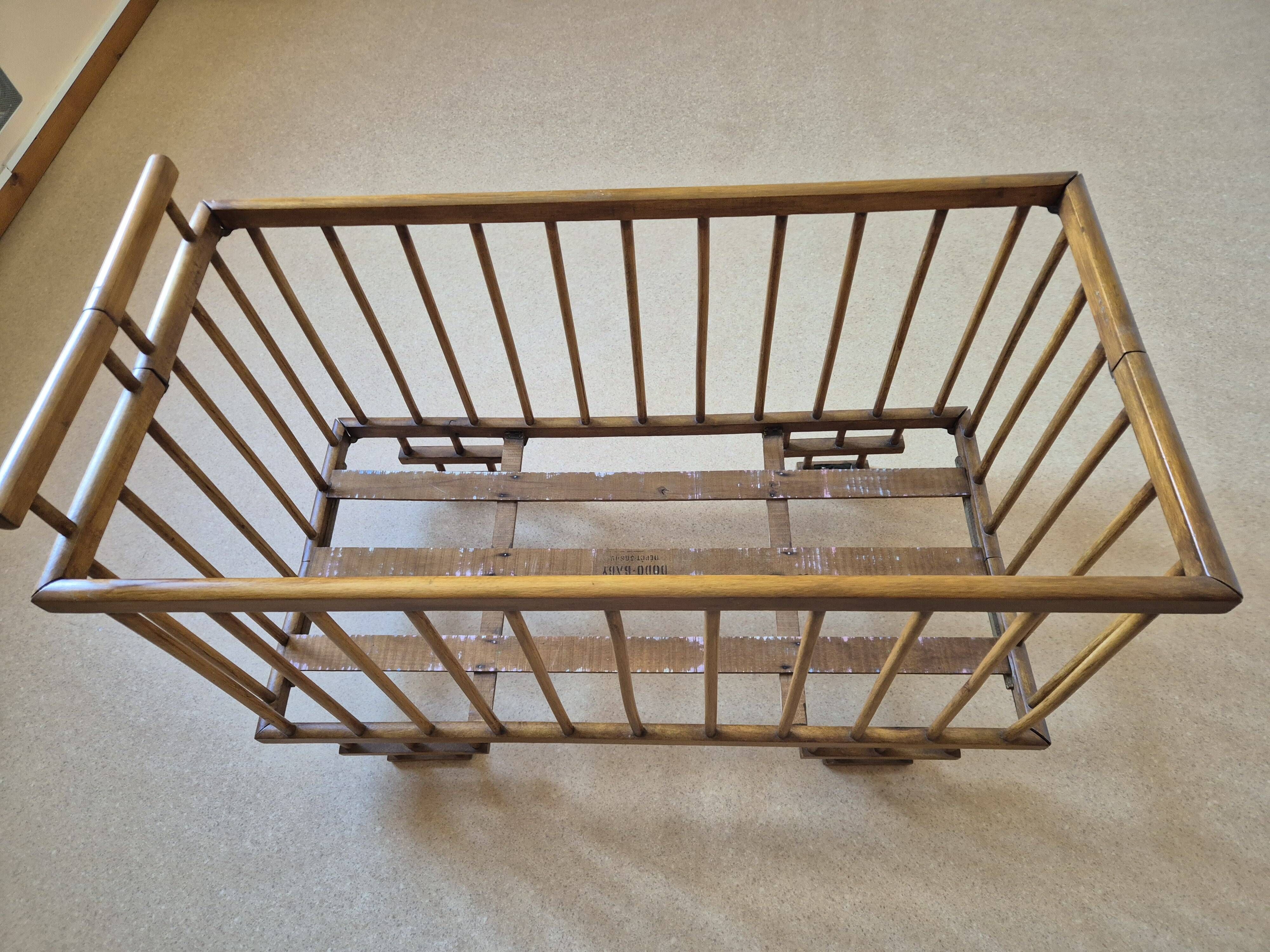 Old folding bed for baby by dodo baby, a french brand from the 1980s.
