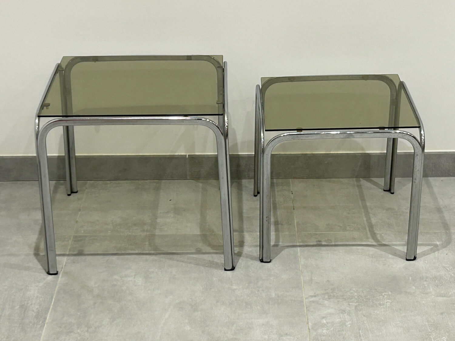Nest of tables in chrome and smoked glass, set of 2.