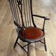 Fauteuil Windsor à dossier peigne, bois teinté et velours terracotta