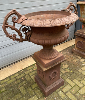 Jardinière en fonte avec piédestal