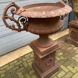 Jardinière en fonte avec piédestal