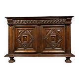 Large Louis XIII period Burgundy buffet in solid walnut circa 1650