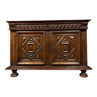 Large Louis XIII period Burgundy buffet in solid walnut circa 1650
