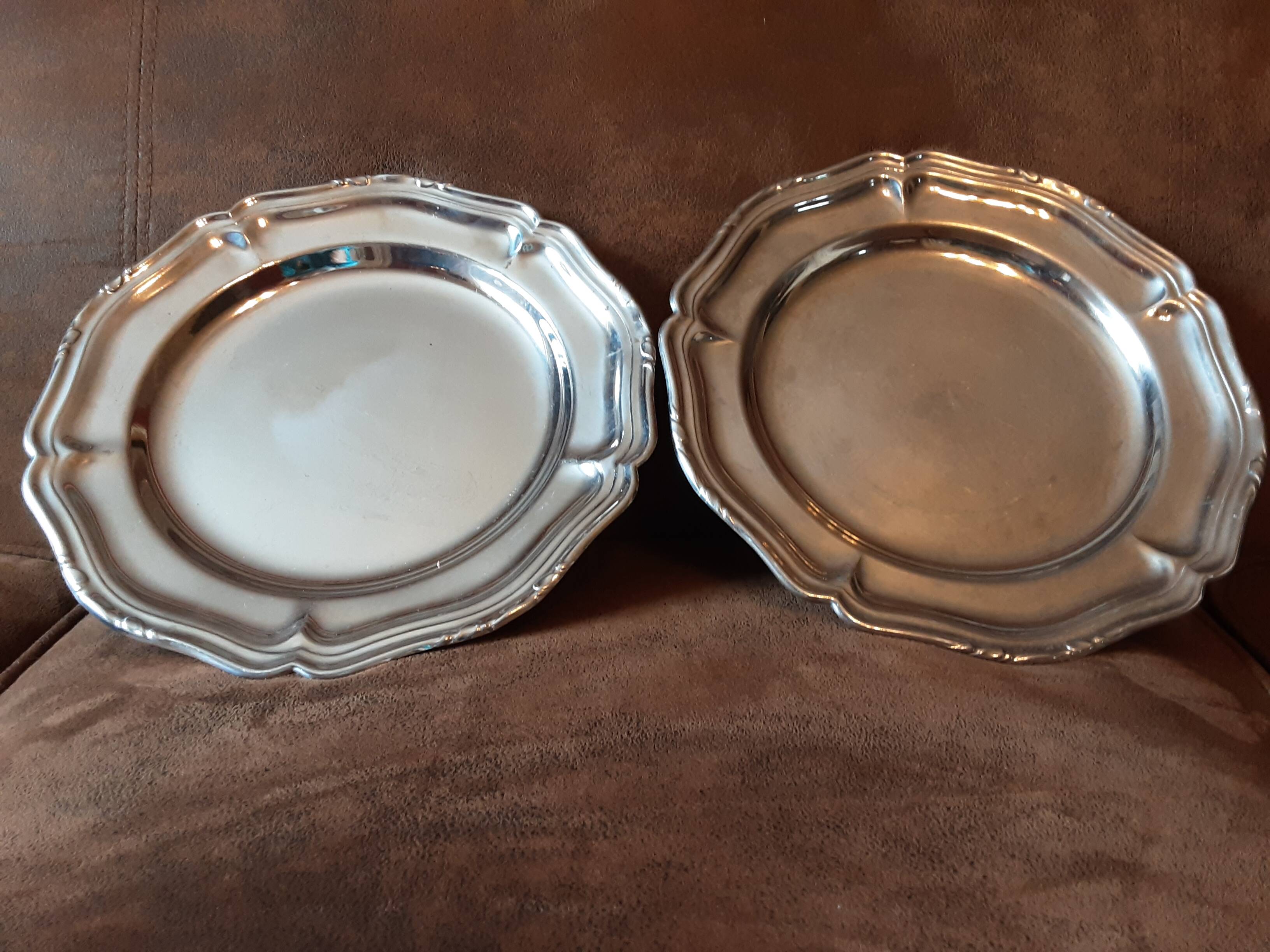 Set of 2 round stainless steel dishes