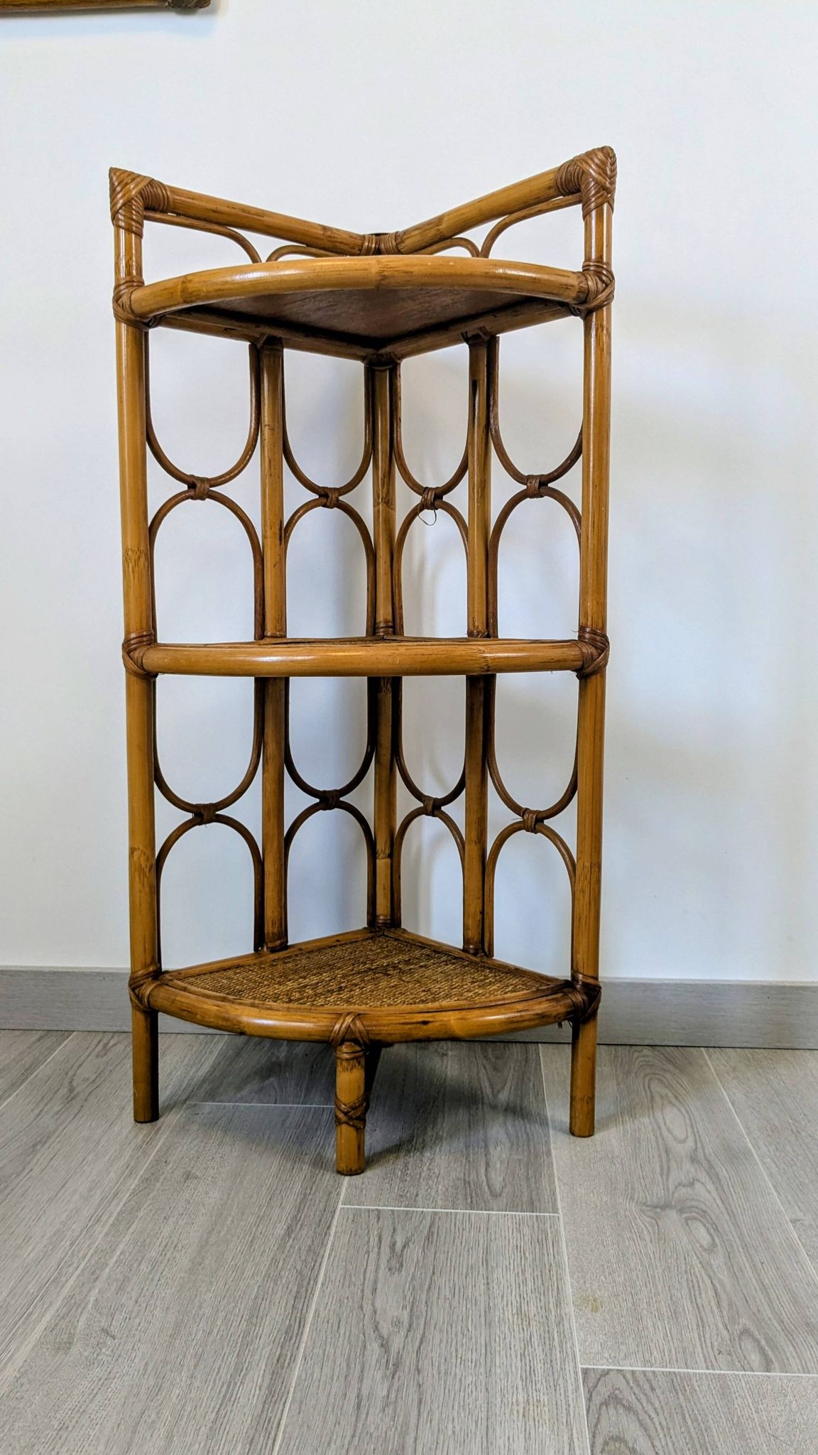 Vintage rattan corner shelf – Natural elegance and airy lines