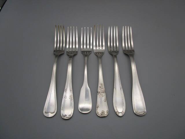 Set of 6 mismatched old silver metal forks for a chic table