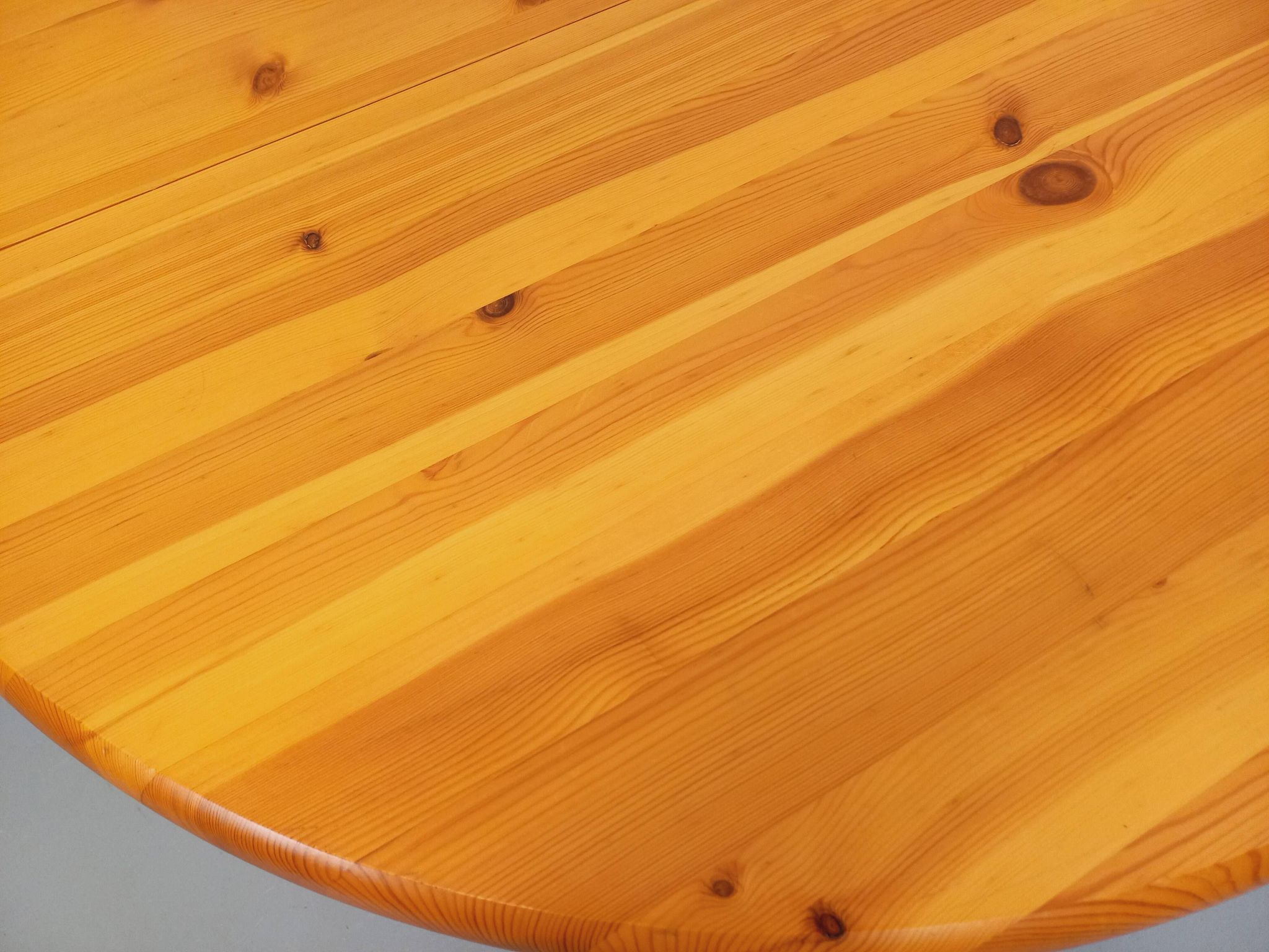 Table à manger ronde scandinave vintage style Rainer Daumiller en pin