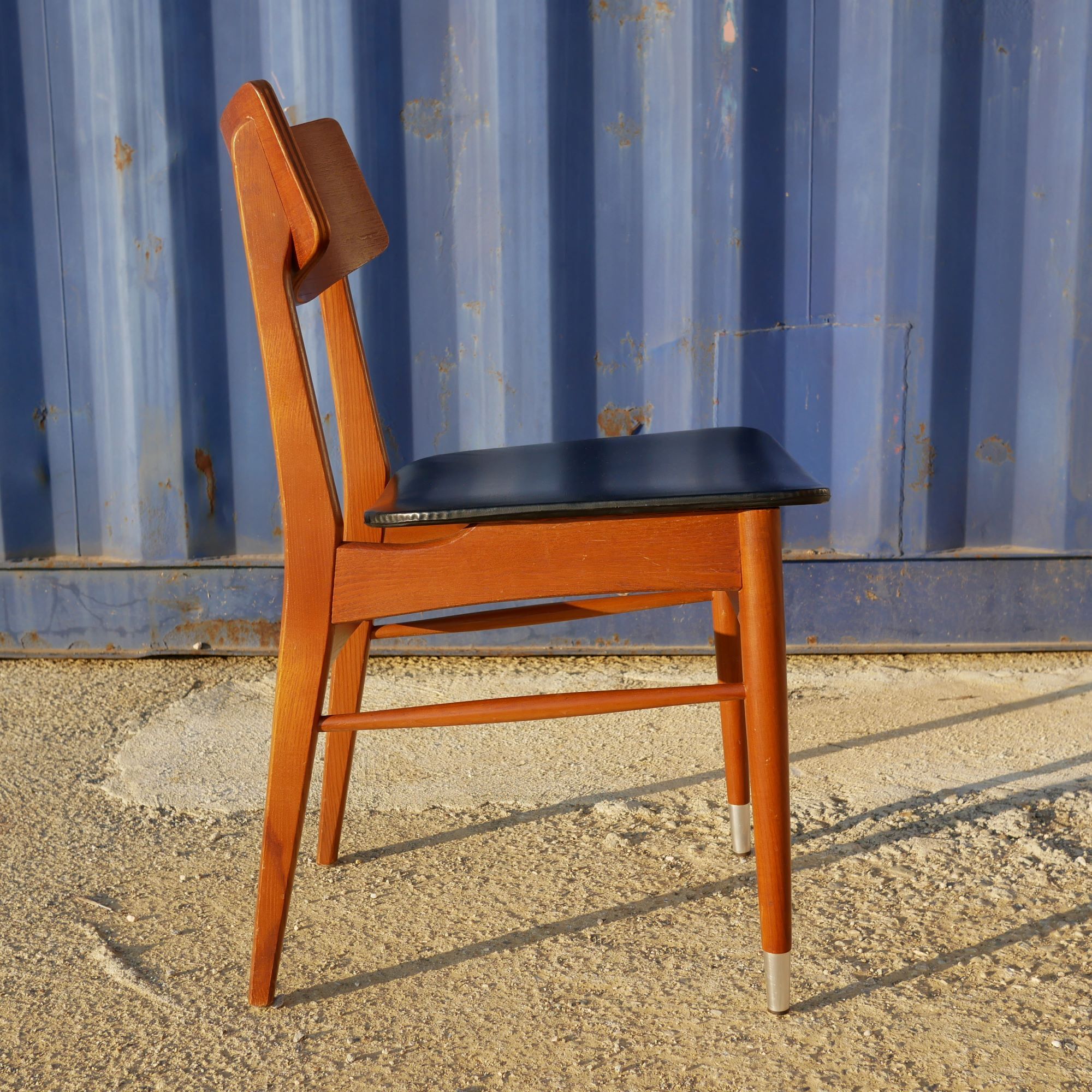 6 scandinavian chairs in wood and black leather