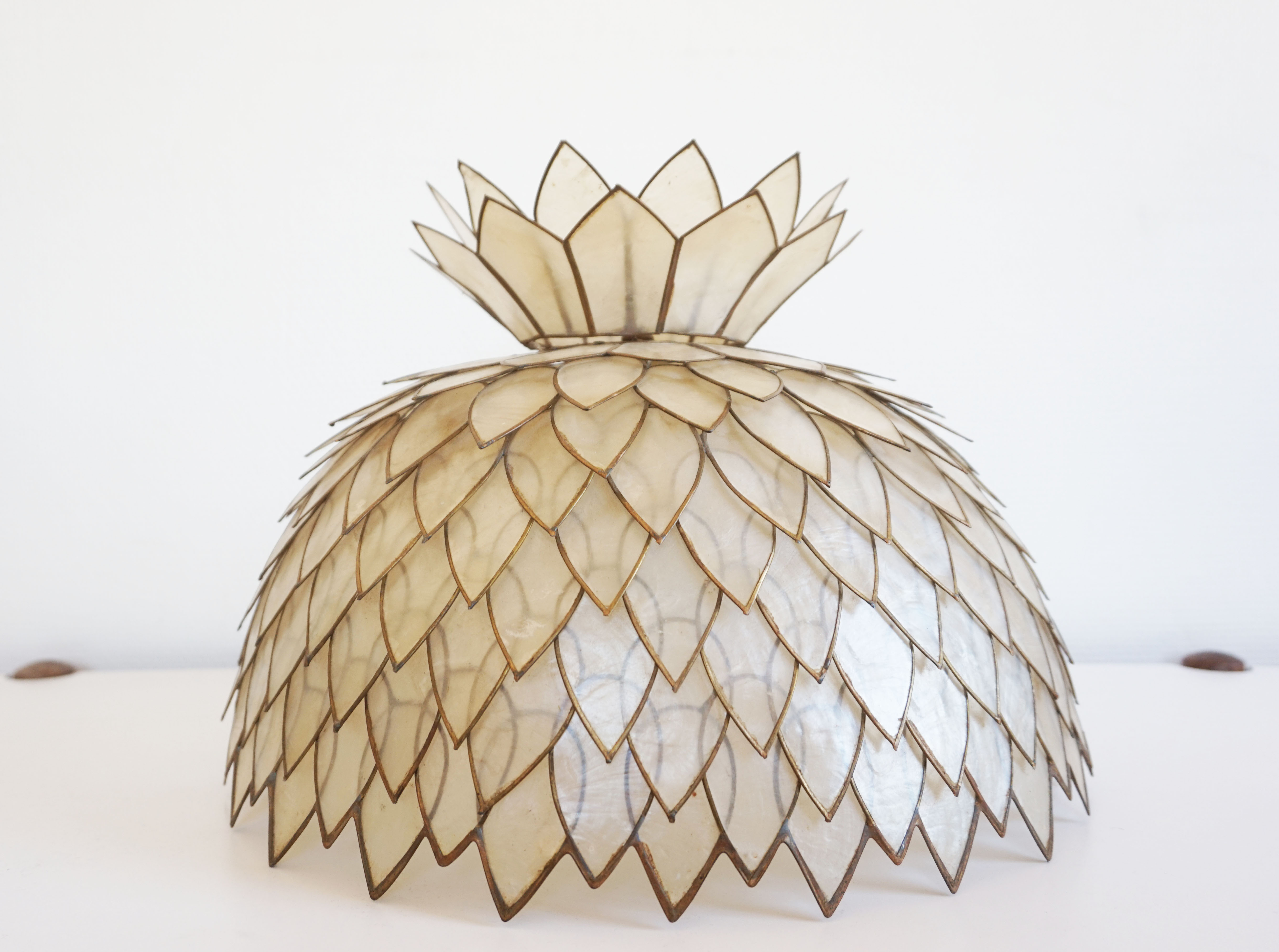 Petal hanging of mother-of-Pearl and brass