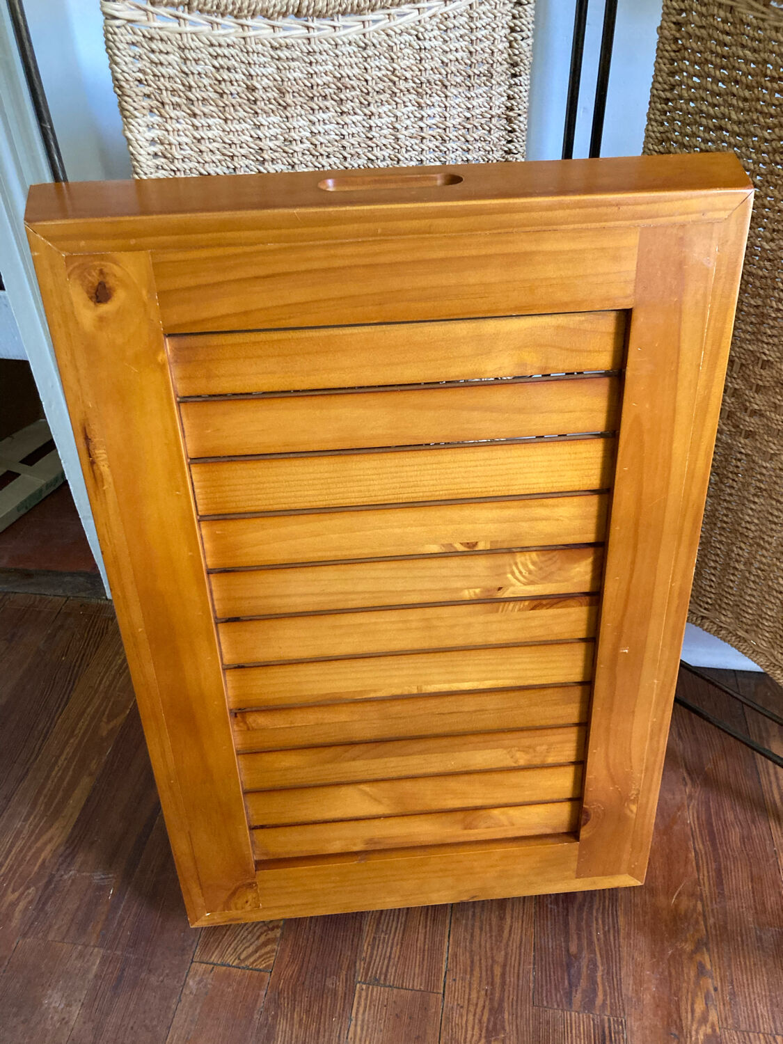 Removable wooden tray with folding legs
