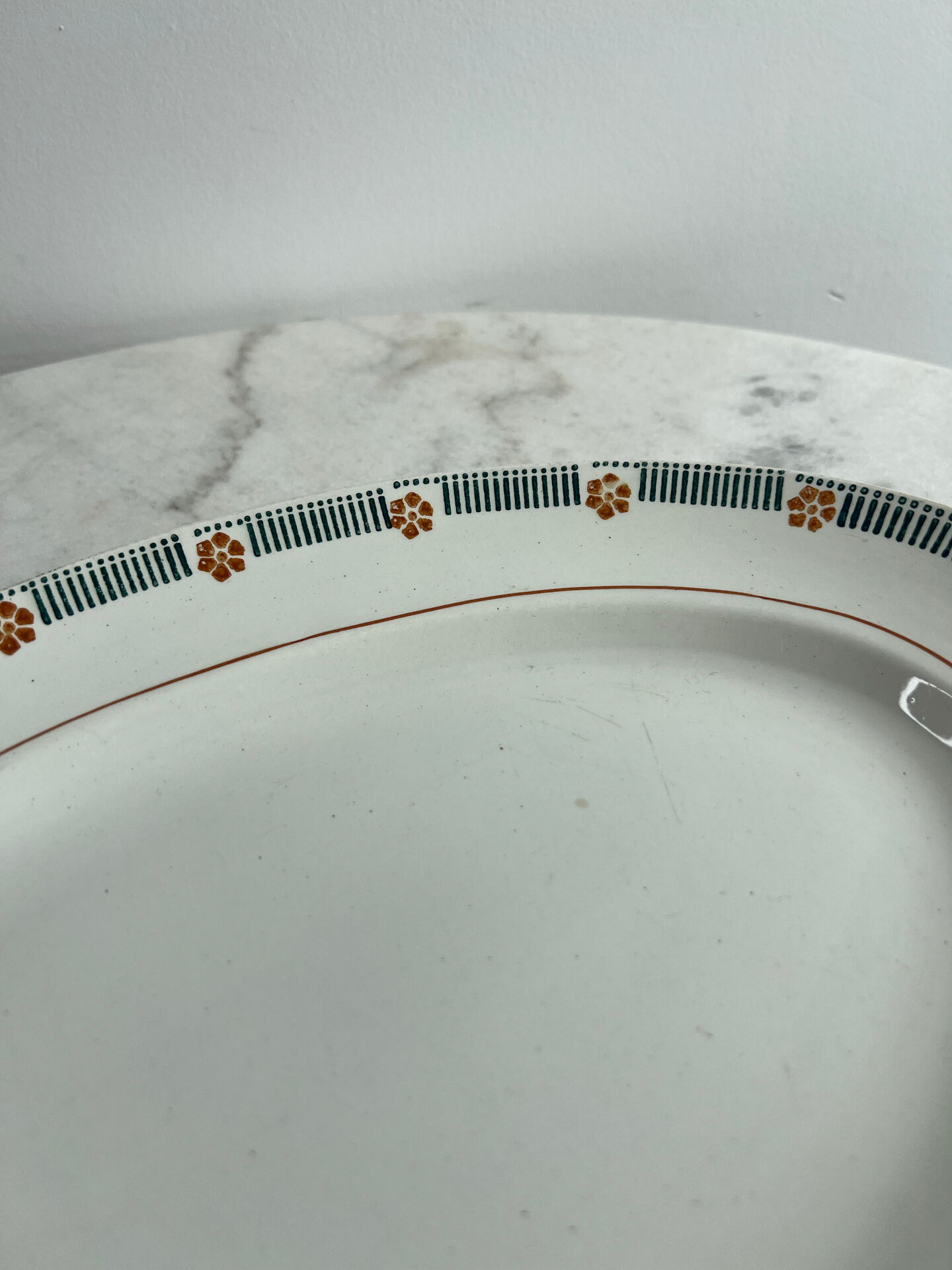 Oval presentation plate Saint Amand with bicolour floral decoration.