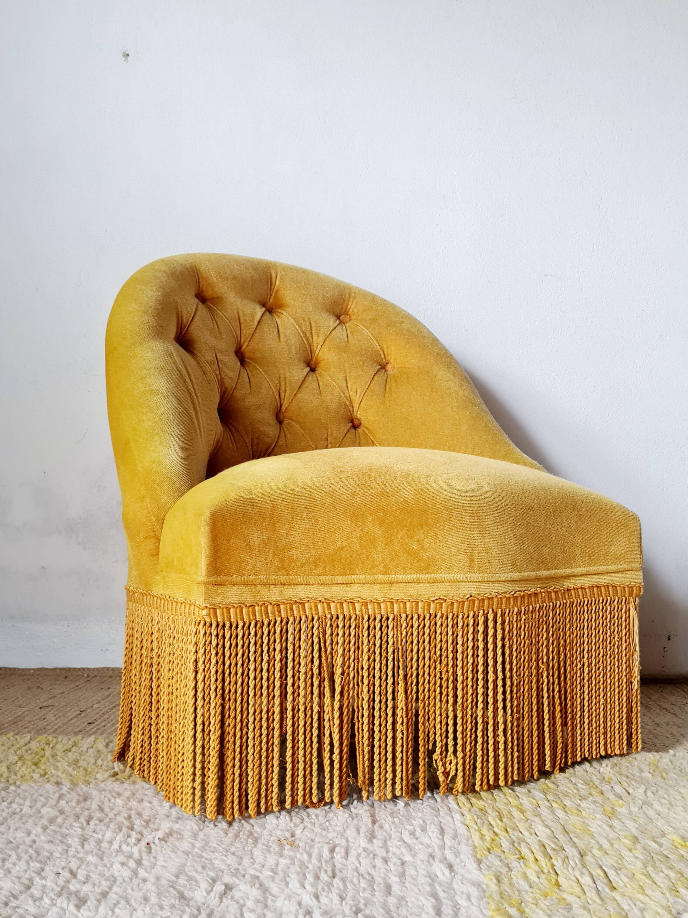 Fauteuil crapaud velours capitonné jaune