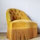Fauteuil crapaud velours capitonné jaune