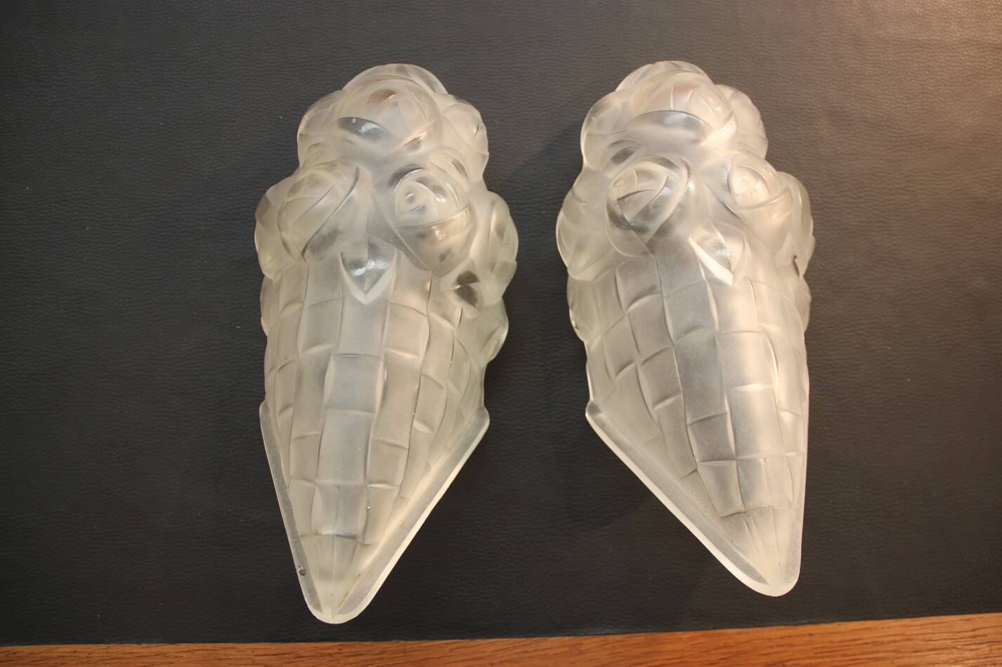 Pair of art deco glass wall lights signed dégue, hammered wrought iron.
