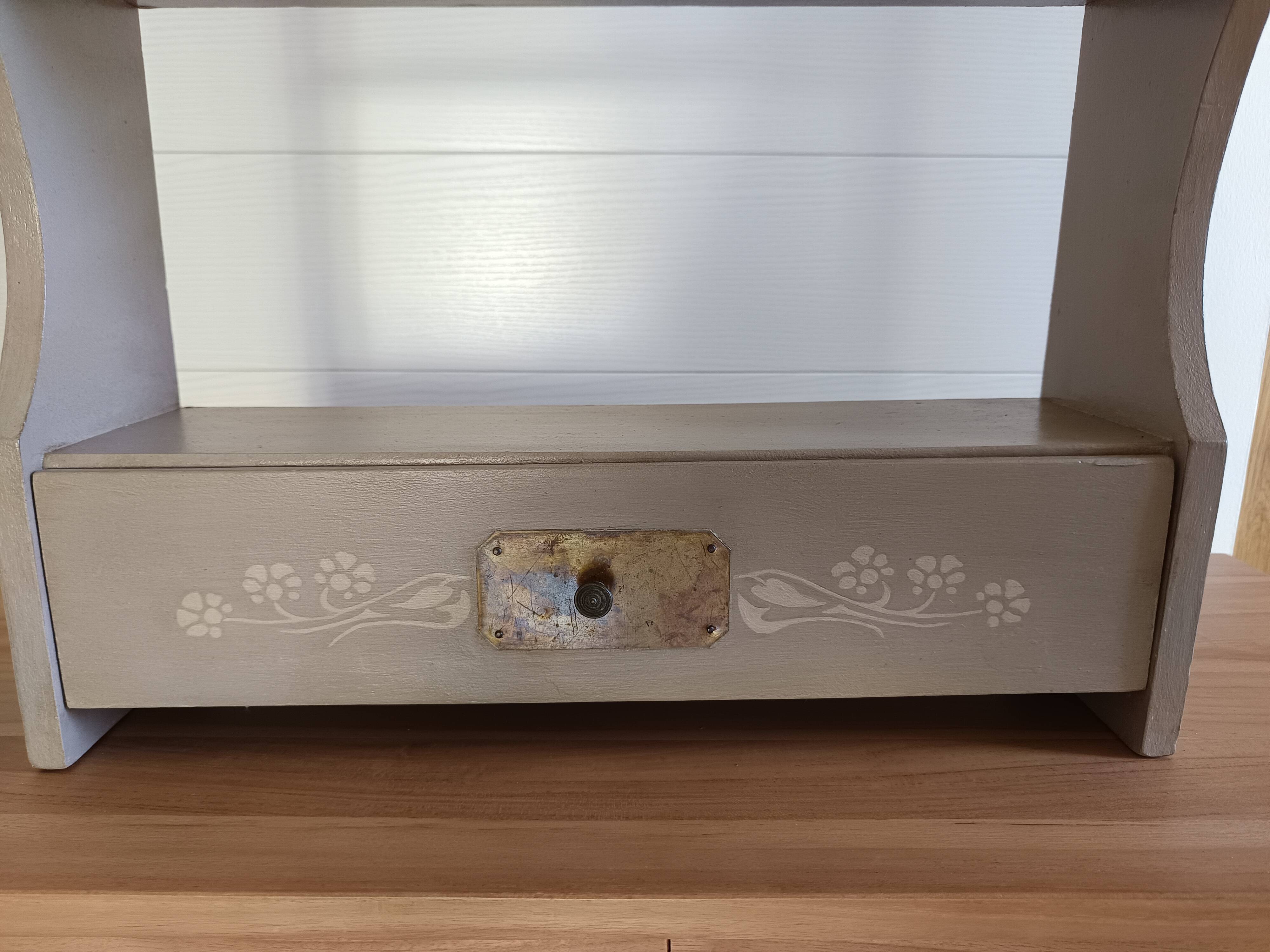 Etagère murale relooquée