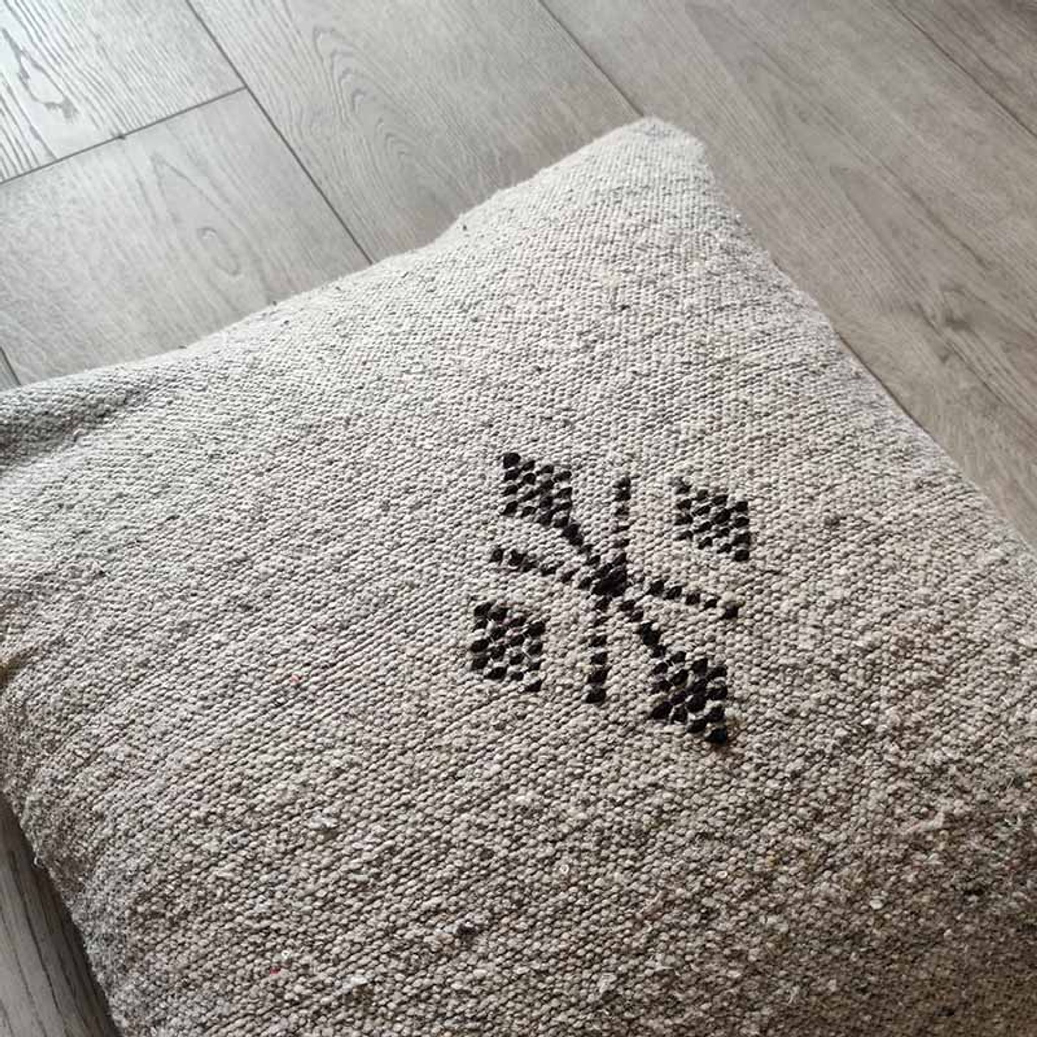 Coussin marocain gris clair fait main en coton