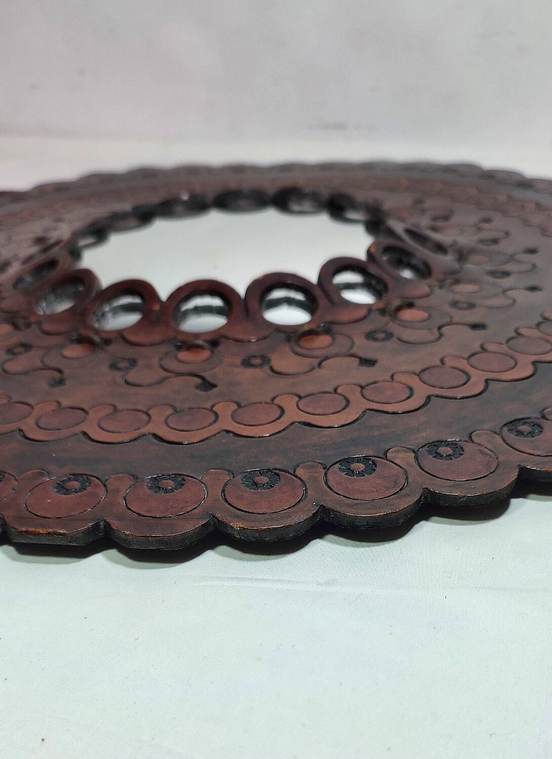 Espejo circular convexo de cuero. España, 1970s.