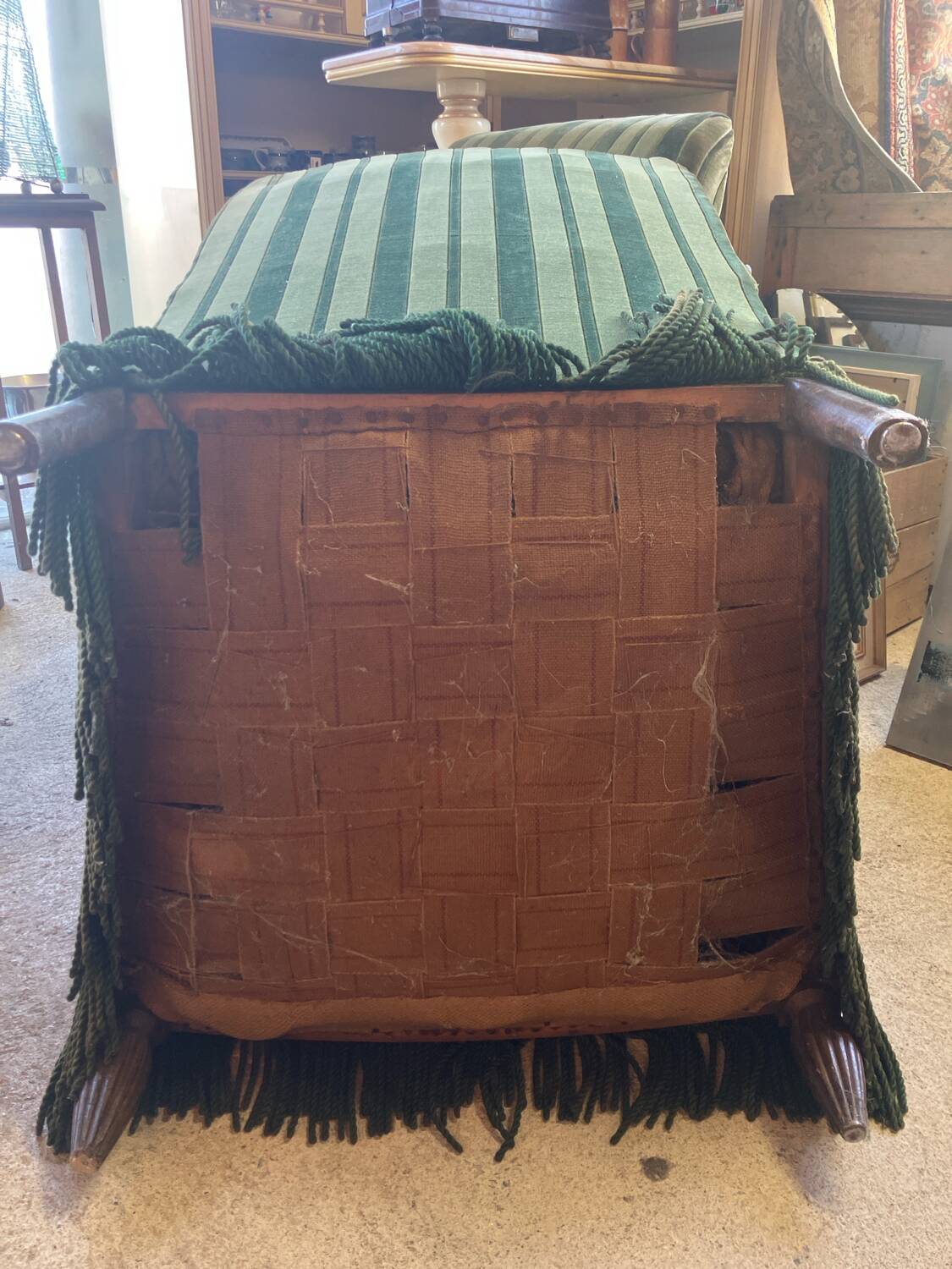 Set of two green velvet toad armchairs with fringe