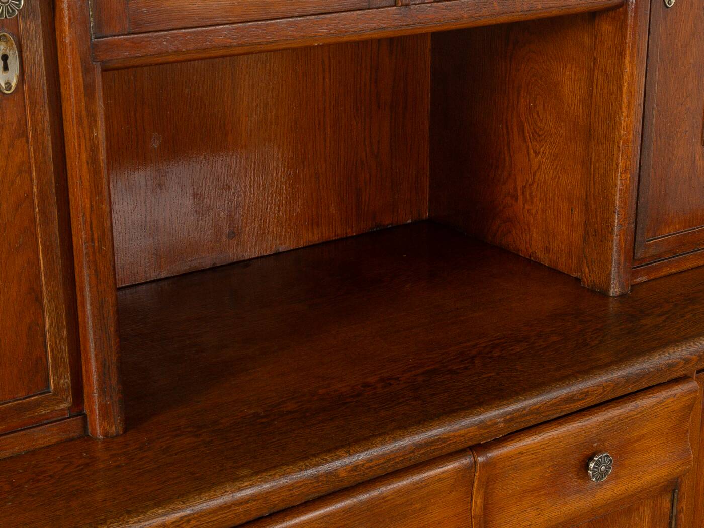 Wonderful two-piece kitchen cabinet from the 1920s