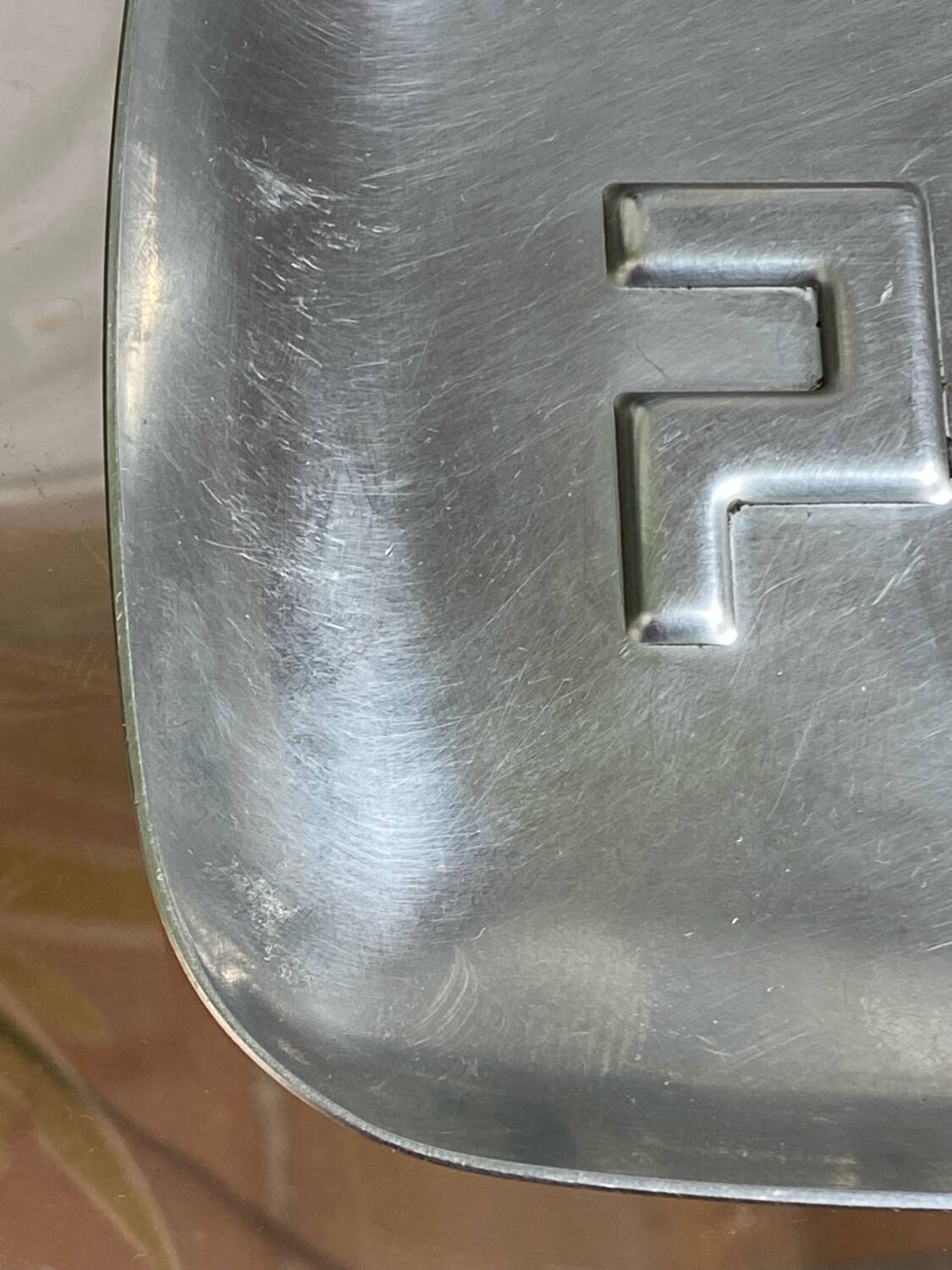 Vide-poche monogrammé en acier, années 70