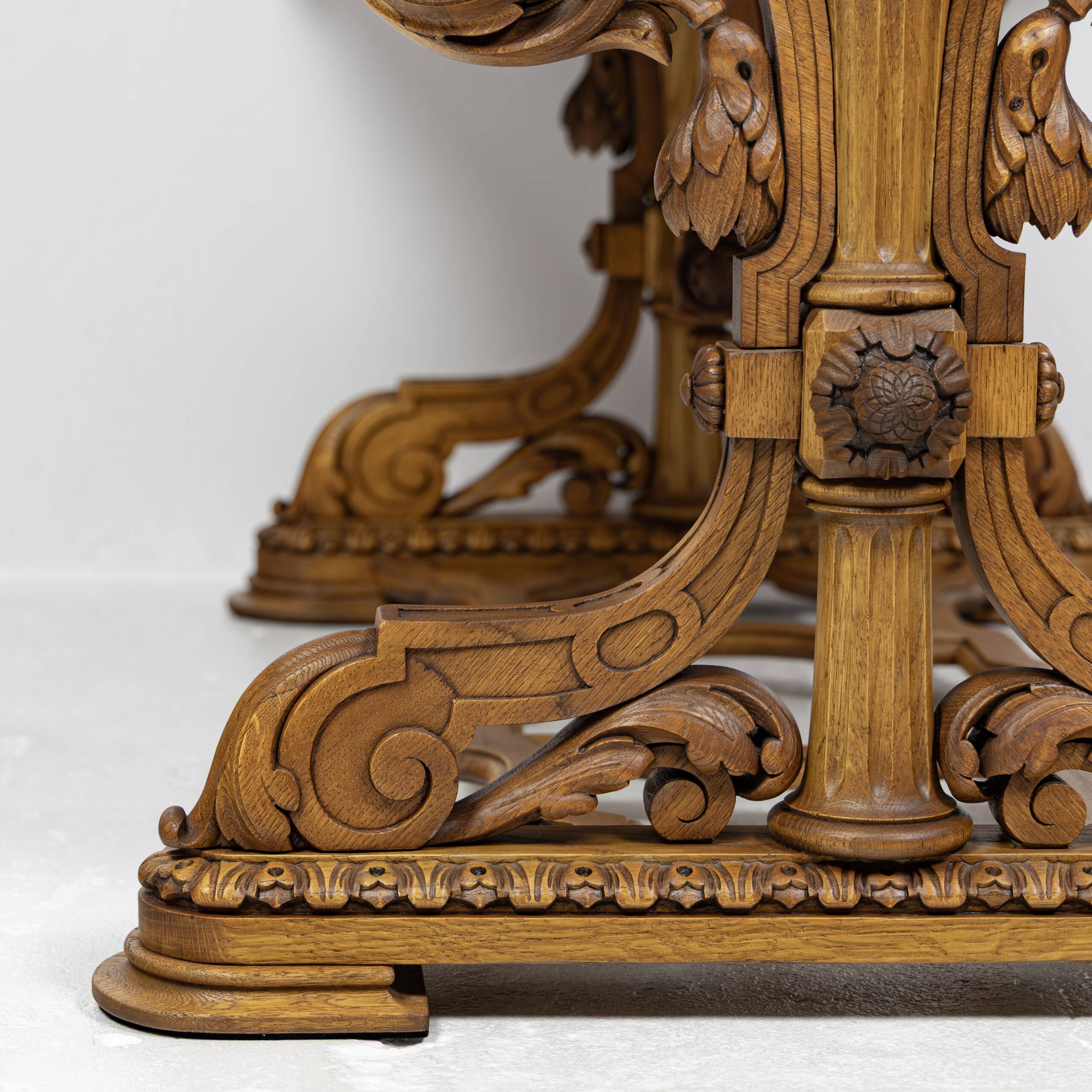 Table de bureau Néorenaissance en chêne 1880-1900