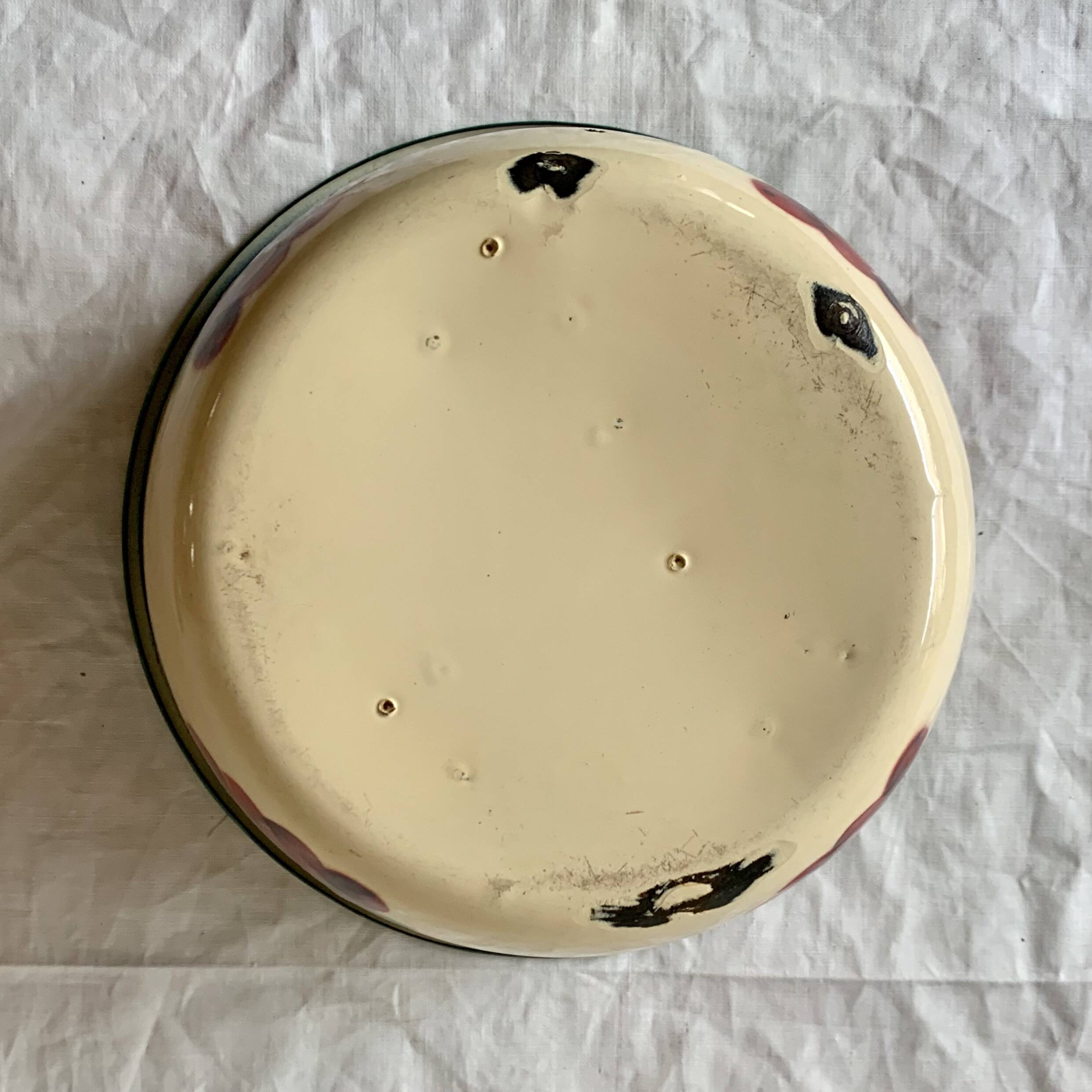 Old salad bowl in enamelled sheet metal - bunches of grapes decor